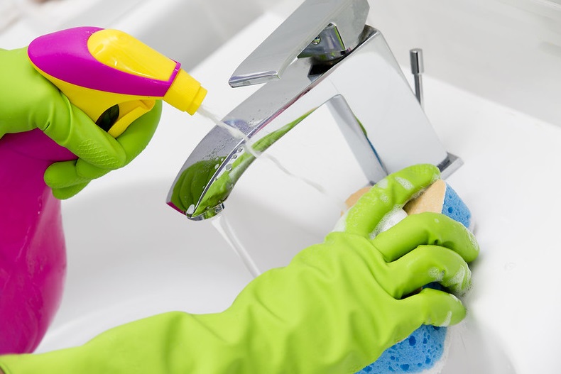 clean kitchen sink