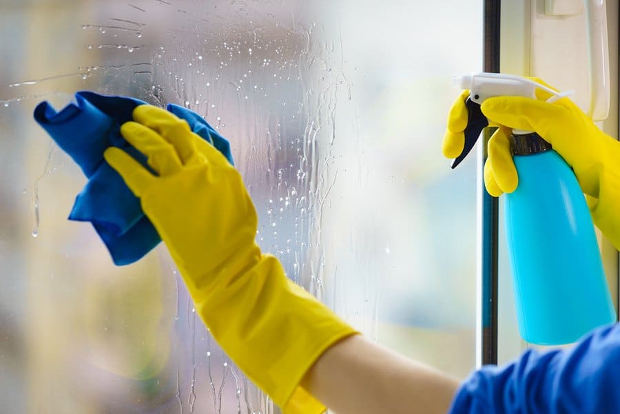 How do you clean a mirror without leaving streaks?